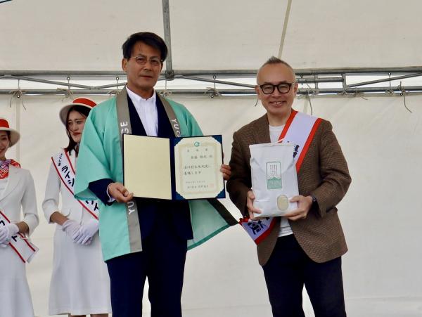 湯川村お米大使任命式（右：斎藤恭紀さん）